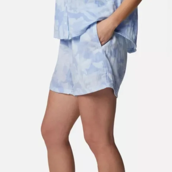 COLUMBIA Light Blue Holly Hideaway Breezy Shorts - Size Medium   (NWT) - Picture 2 of 10